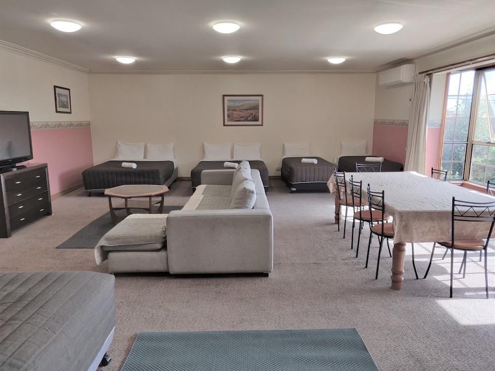 St Georges Motor Inn Room Type - Extra Large Family Room