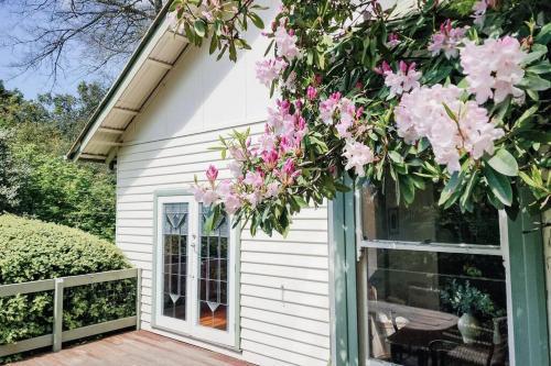 Woolrich Historic Garden Cottage - Tap to explore photos