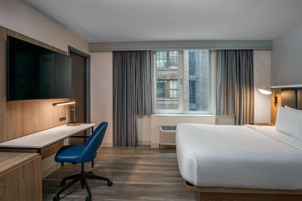 Courtyard by Marriott New York Manhattan/Times Square West Room Type - Room, 1 King Bed