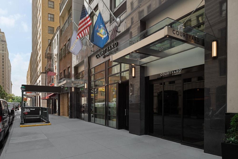 Courtyard by Marriott New York World Trade Center Area - Tap to explore photos