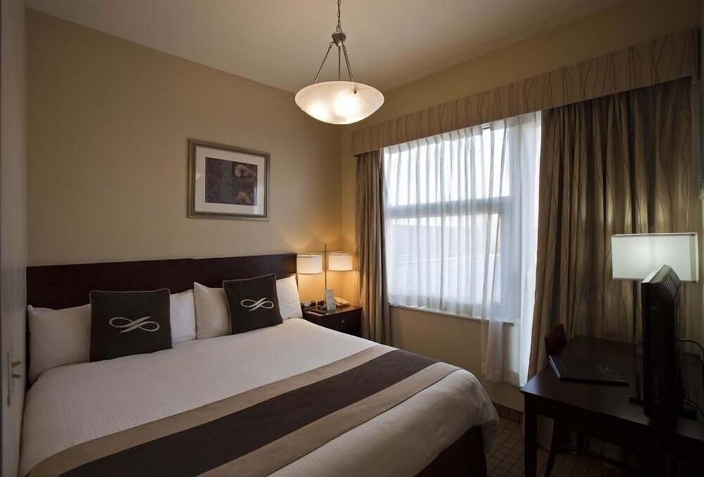 Pointe Plaza Hotel Room Type - Deluxe Studio Suite, 1 King Bed