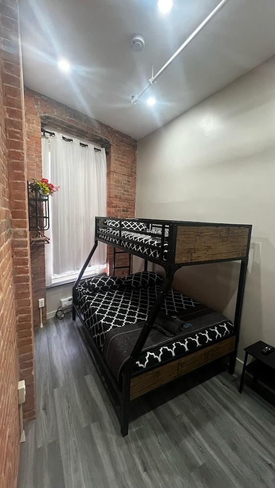 31 Street Broadway Hotel Room Type - 431 Private room | Shared Bathroom