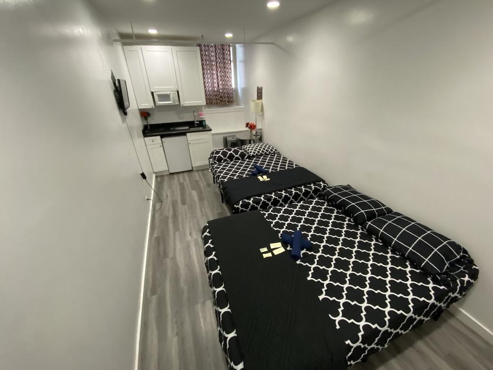31 Street Broadway Hotel Room Type - 744 Private Room With Shared Bathroom
