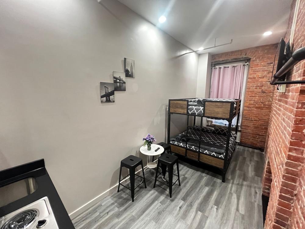 31 Street Broadway Hotel Room Type - Private Room 419 | Shared Bathroom
