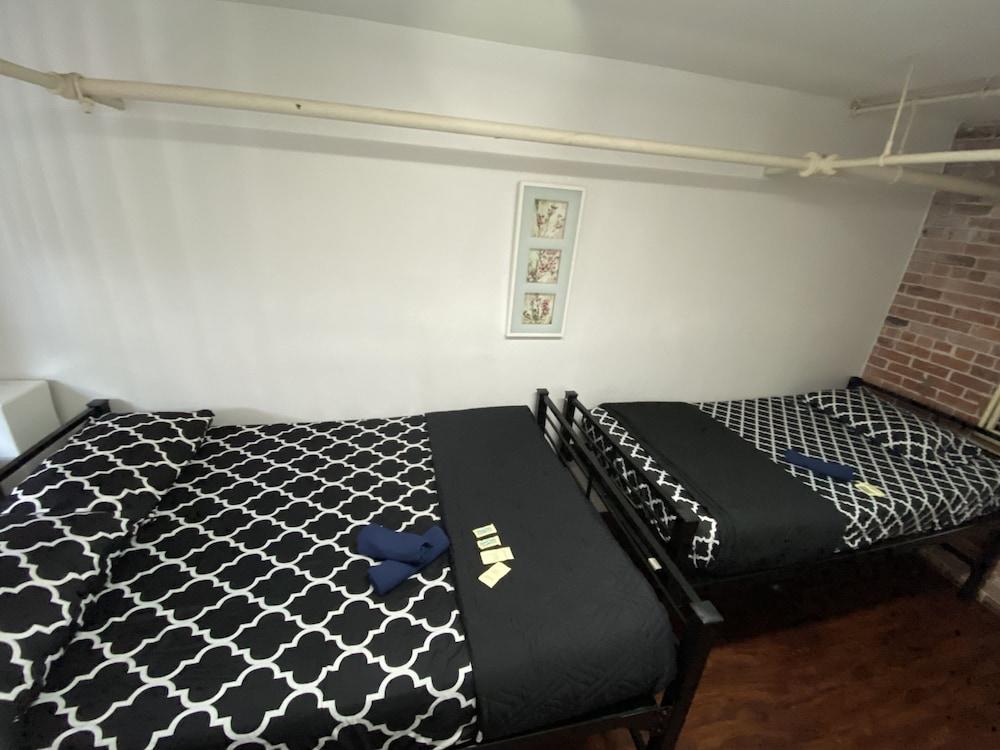 31 Street Broadway Hotel Room Type - 813 Private Room with Shared Bathroom