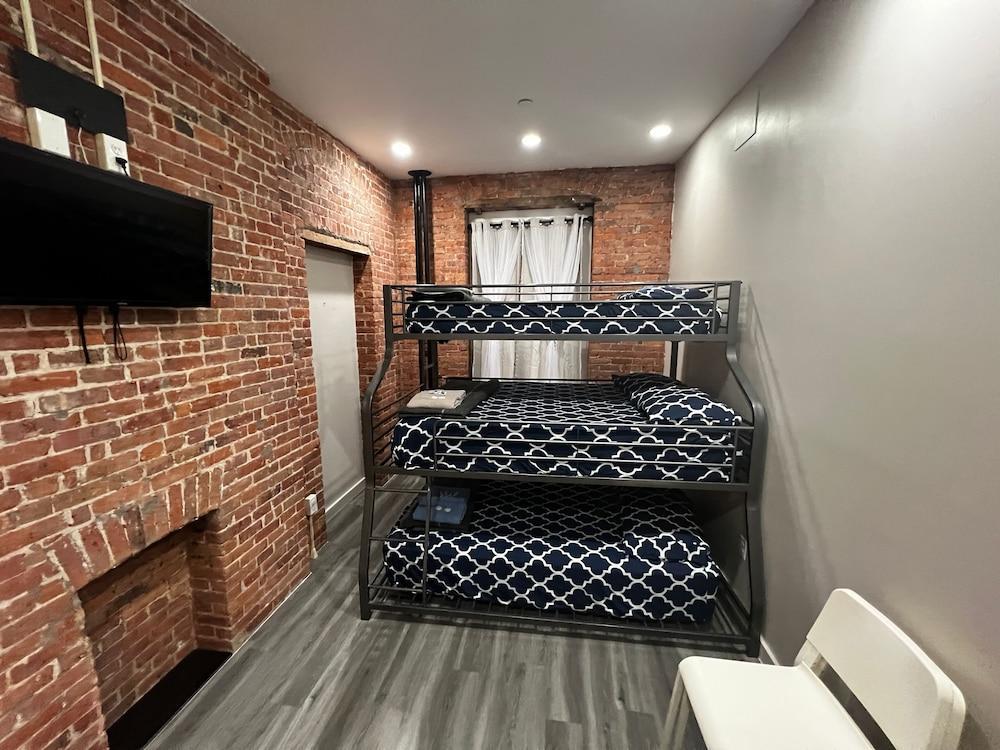31 Street Broadway Hotel Room Type - Private room 515 | Shared Bathroom
