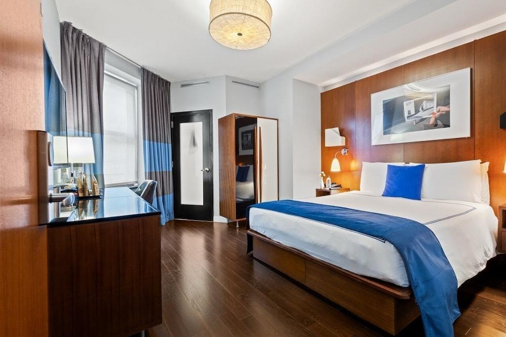 6 Columbus Central Park Hotel Room Type - Deluxe Room, 1 Queen Bed