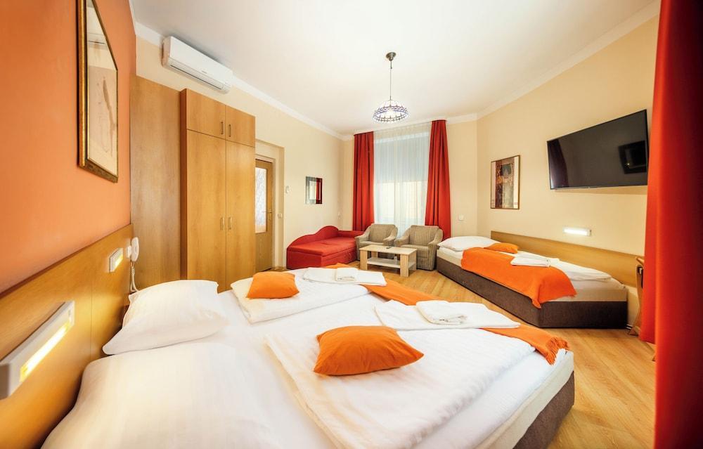 Hotel Golden City Garni Room Type - Apartment, 2 Bedrooms (5 Adults) Hotel Golden City Garni Room Type - Apartment, 2 Bedrooms (5 Adults)