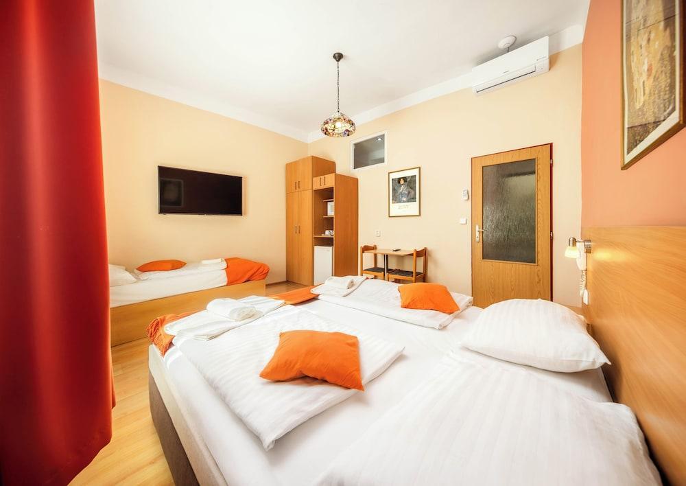 Hotel Golden City Garni Room Type - Triple Room