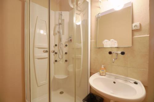 Hostel Dakura Room Type - Double Room with Private Shower