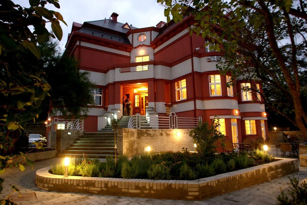 Hotel Villa - Tap to explore photos