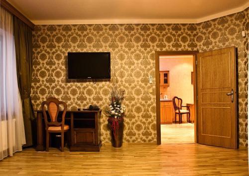 Hotel Askania - Tap to explore photos