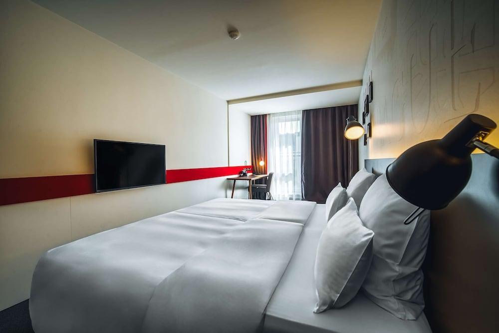 HOTEL PULSE8 - Tap to explore photos