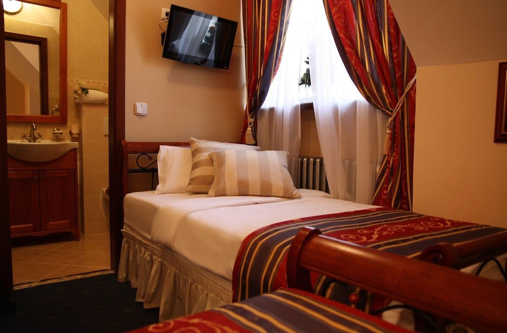 Prague Golden Age Room Type - Economy Twin Room, Private Bathroom