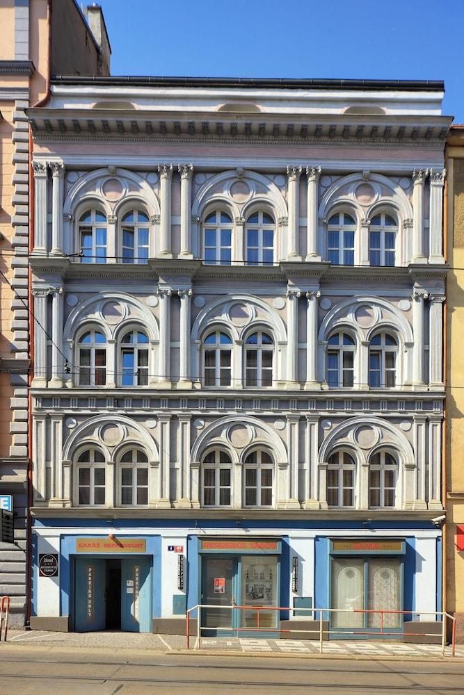 Hotel Residence Tabor - Tap to explore photos
