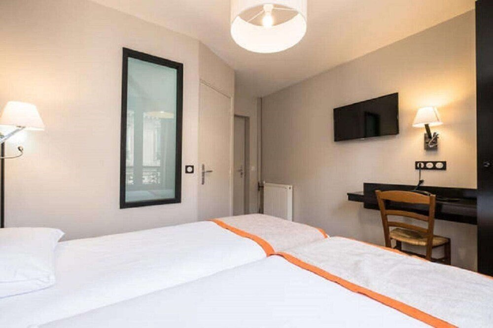 Hotel Bonsejour Montmartre Room Type - 2 adjacent rooms (not connected) with private bathrooms Hotel Bonsejour Montmartre Room Type - 2 adjacent rooms (not connected) with private bathrooms