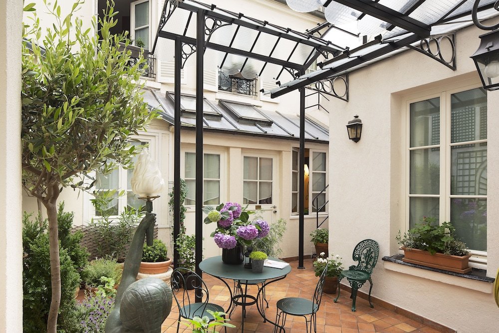 Hôtel Castex - Tap to explore photos