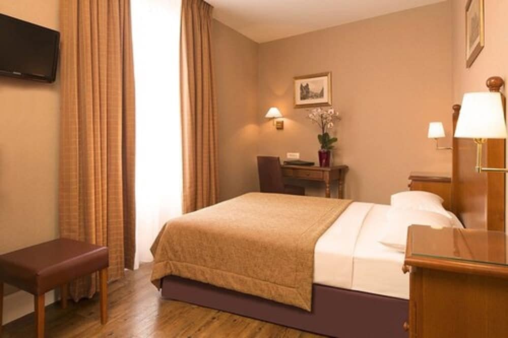 Central Hotel Paris Room Type - Double Room, 1 Bedroom