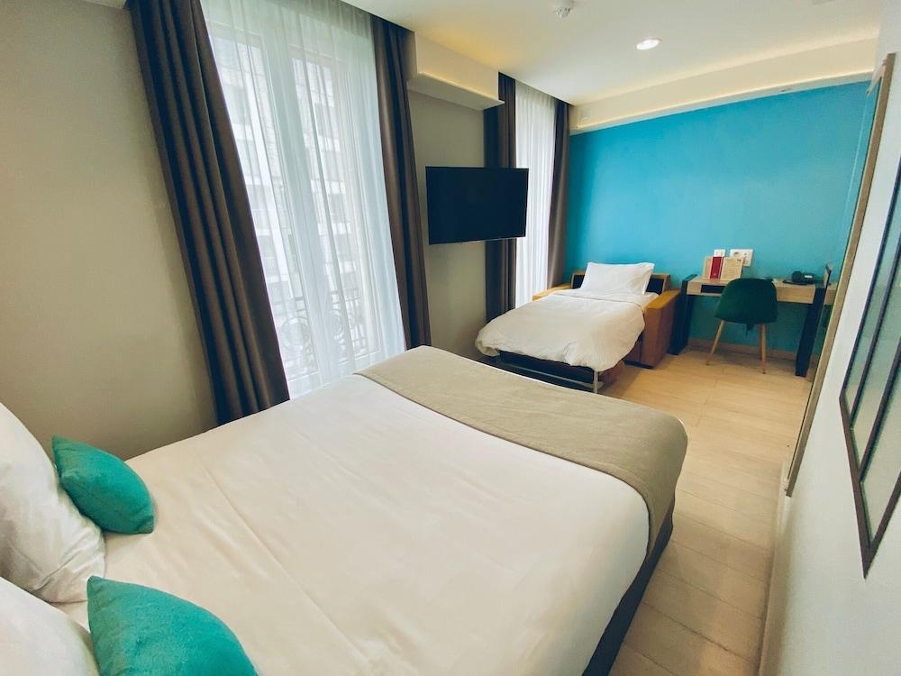 Grand Hotel Clichy - Tap to explore photos