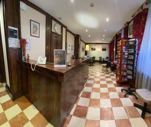 Hotel Paris Gambetta - Tap to explore photos