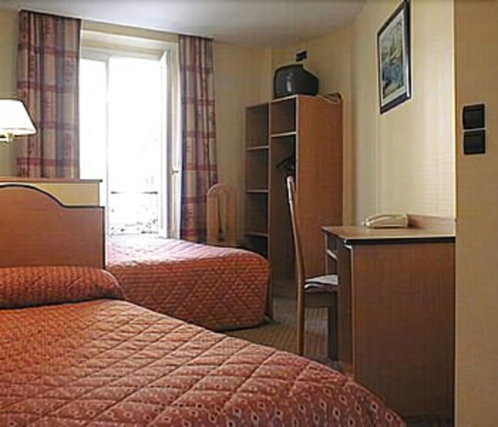 Hotel Ferney République Room Type - Quadruple Room Hotel Ferney République Room Type - Quadruple Room