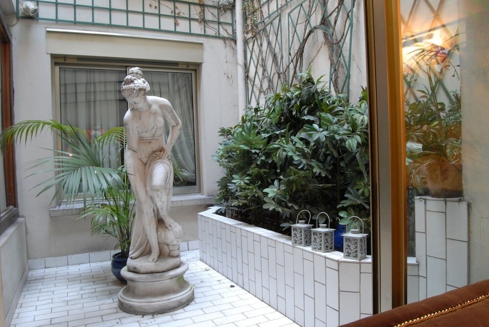 Hotel des Deux Continents - Tap to explore photos