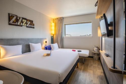 ibis budget Paris Porte de Montreuil Room Type - Standard Room, 1 Double Bed with Sofa bed ibis budget Paris Porte de Montreuil Room Type - Standard Room, 1 Double Bed with Sofa bed