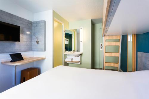ibis budget Rueil Malmaison - Tap to explore photos