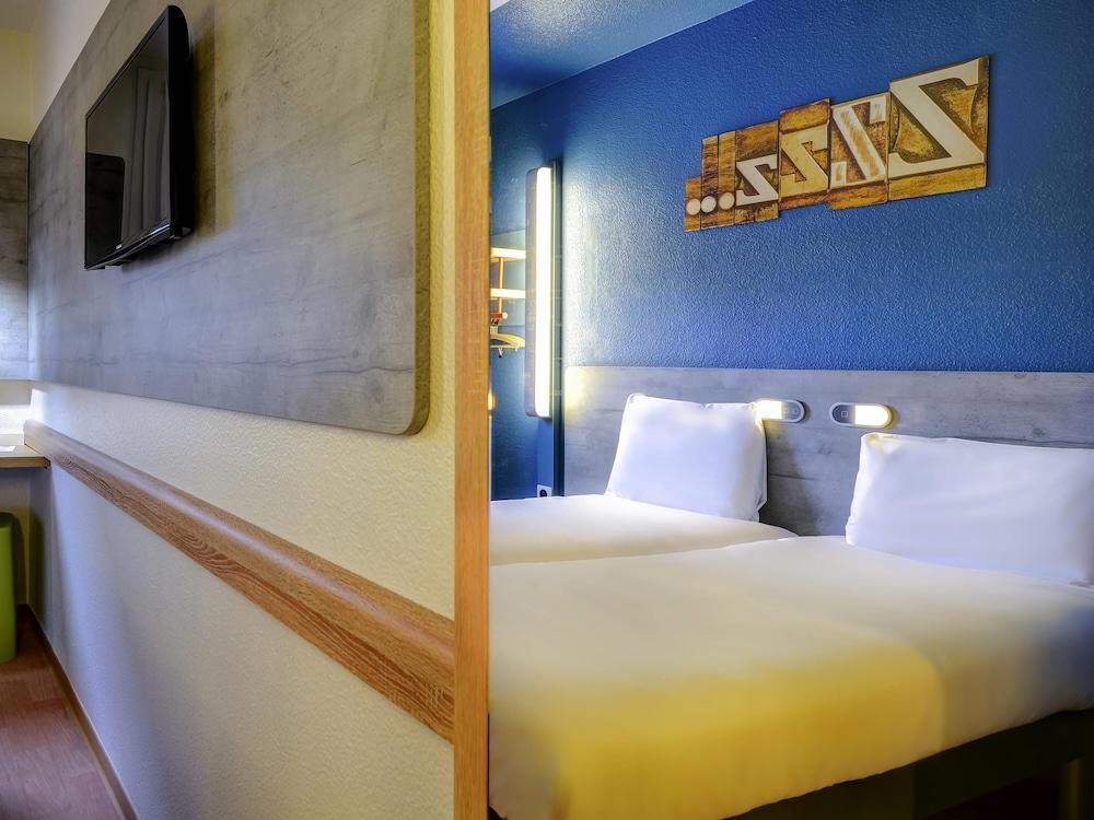 ibis budget Rueil Malmaison - Tap to explore photos