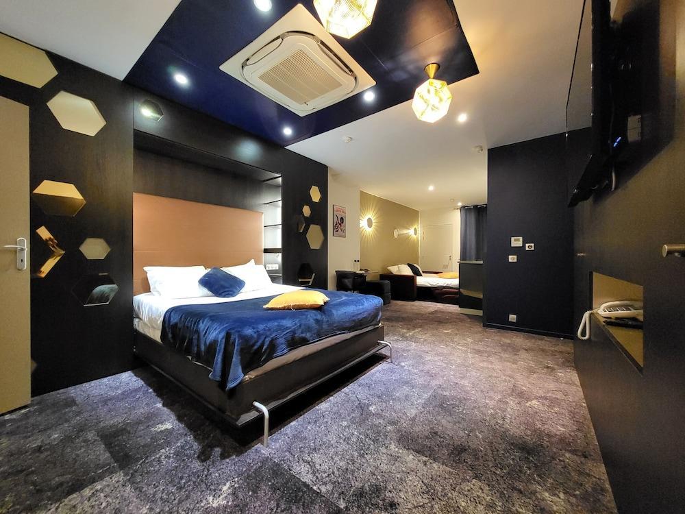 ACCUEIL HOTEL PARIS PIGALLE MONTMARTRE – Hôtel rénové Room Type - Deluxe Quadruple Room