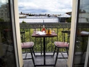 Hotel Regina Montmartre - Tap to explore photos