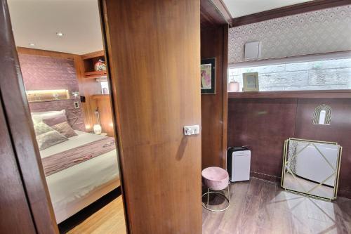VIP Paris Yacht Hôtel & Spa Room Type - Suite with Hot Tub