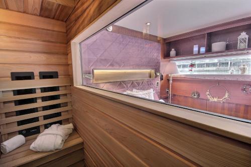 VIP Paris Yacht Hôtel & Spa Room Type - Suite with Hot Tub