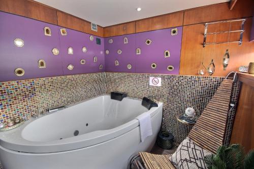 VIP Paris Yacht Hôtel & Spa Room Type - Suite with Hot Tub