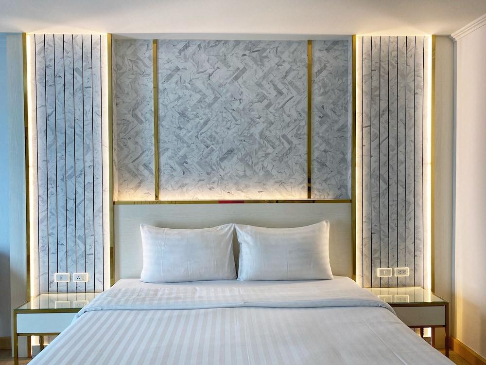 Best Beach Villa Room Type - Deluxe Pool View Double Room Best Beach Villa Room Type - Deluxe Pool View Double Room
