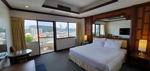 Grand Hotel Pattaya - Tap to explore photos