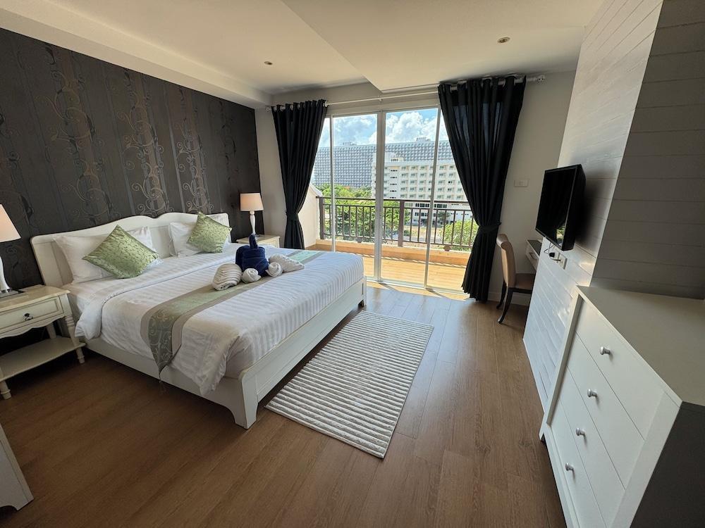 Jomtien Beach Penthouses Room Type - 3 Bedroom Penthouse with Private Pool Jomtien Beach Penthouses Room Type - 3 Bedroom Penthouse with Private Pool