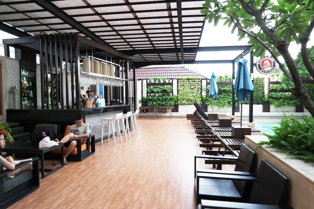 Pattaya Sea View Hotel - Tap to explore photos