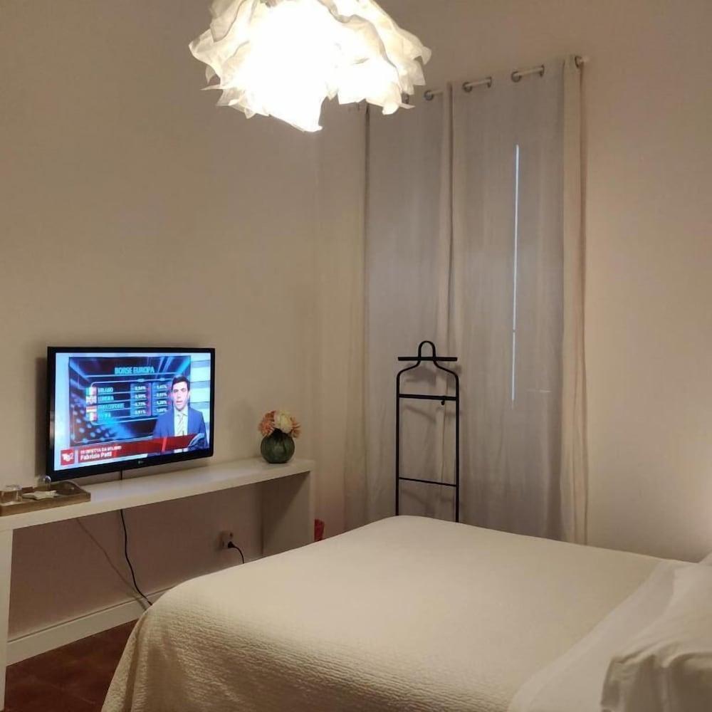 A Casa Boschi Guest House - Tap to explore photos