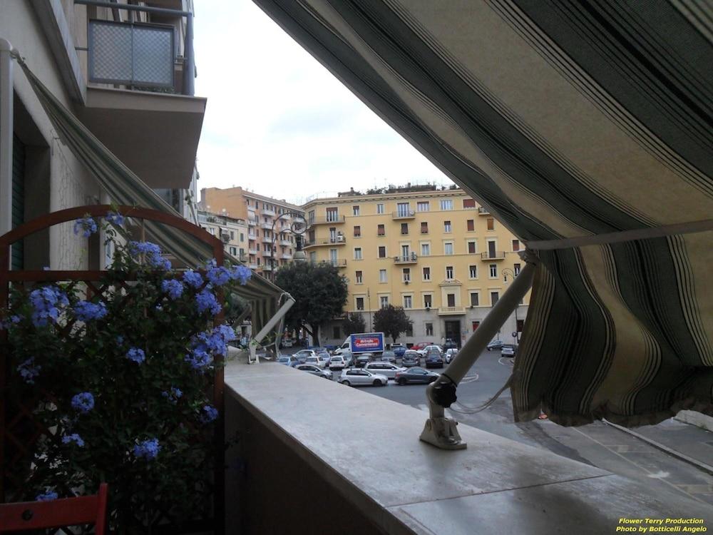 Amica Roma B&B - Tap to explore photos