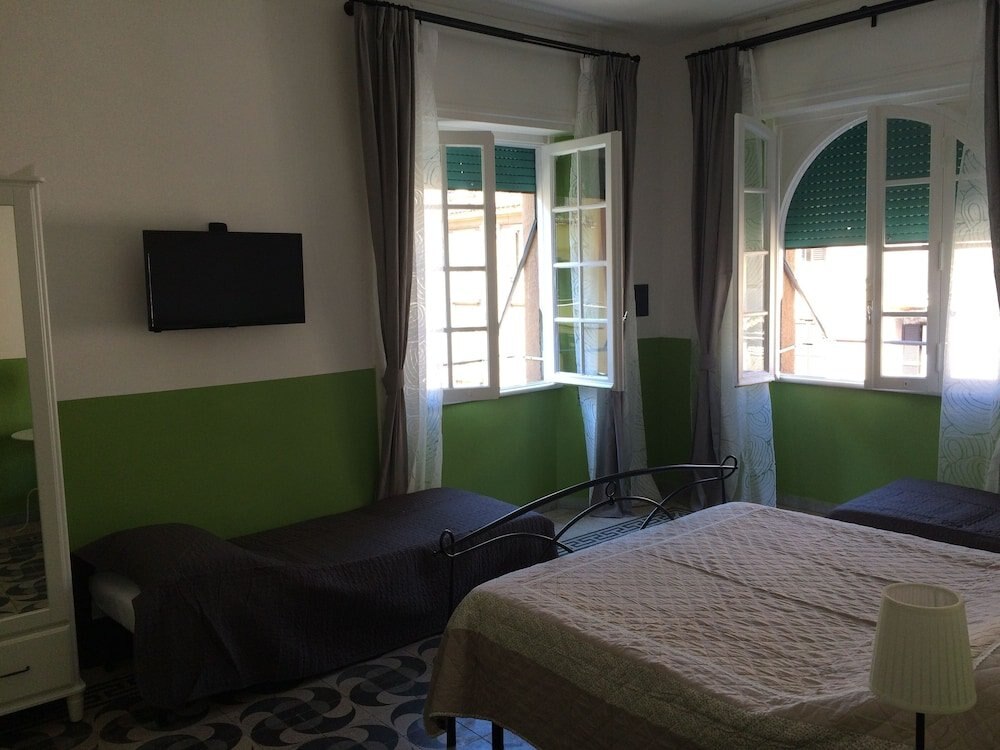 Arches B&B - Tap to explore photos