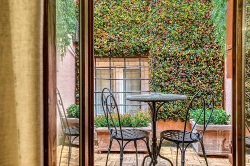 Luxury Navona - Tap to explore photos