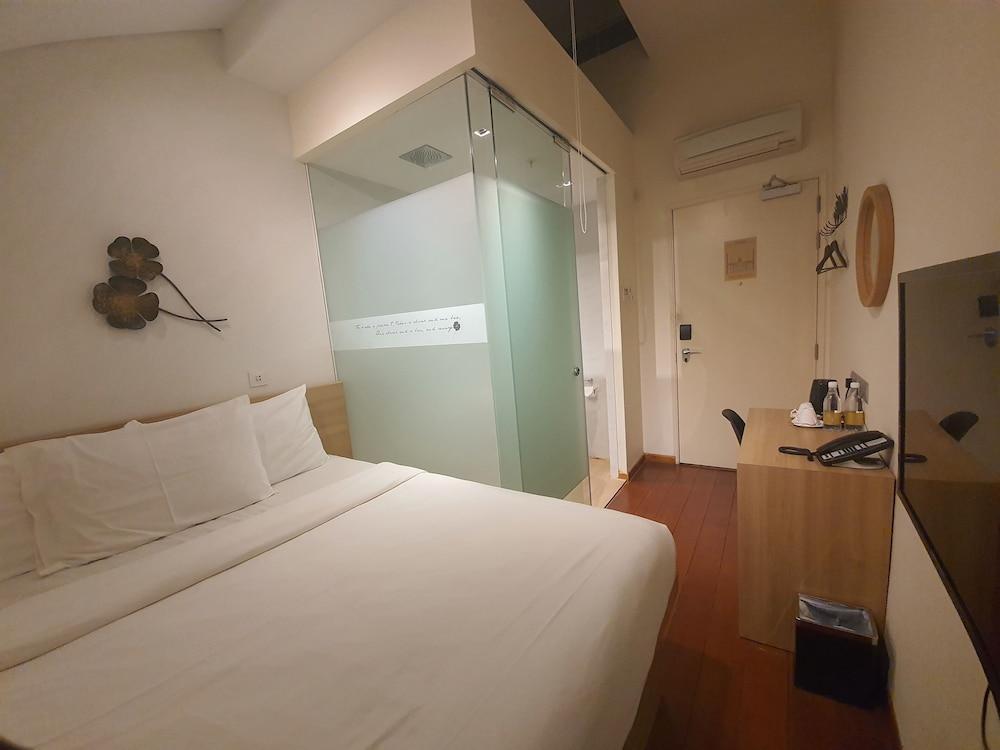 Hotel Clover 769 North Bridge Road Room Type - Superior Room, 1 Queen Bed, No Windows