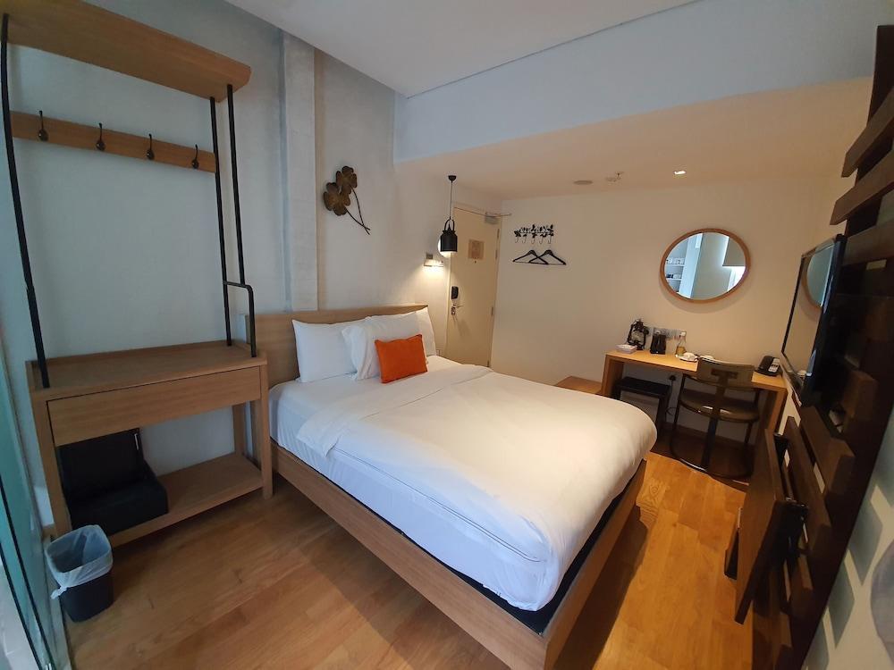 Hotel Clover 769 North Bridge Road Room Type - Deluxe Room, 1 Queen Bed, Private Bathroom