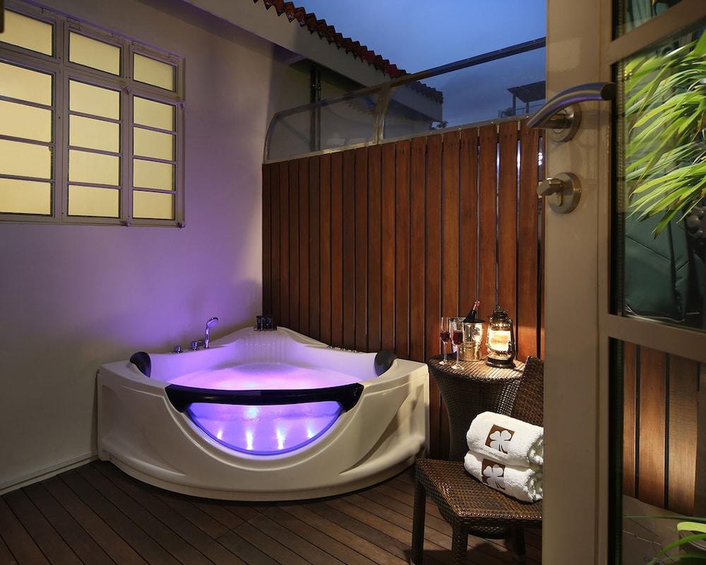 Hotel Clover 769 North Bridge Road Room Type - Premier Suite, 1 Bedroom, Bathtub (Outdoor)