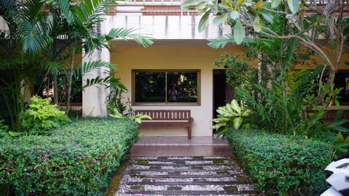 Baan Pitcha บ้านพิชชา - Tap to explore photos