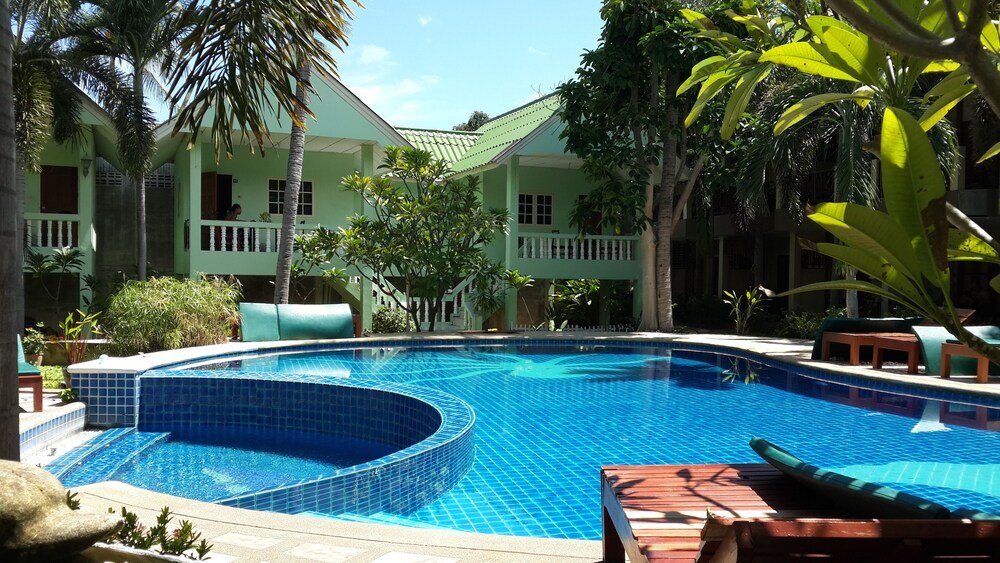 Rattana Guesthouse & Bungalow - Tap to explore photos
