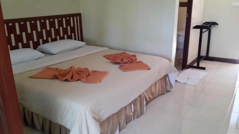 Rattana Guesthouse & Bungalow - Tap to explore photos