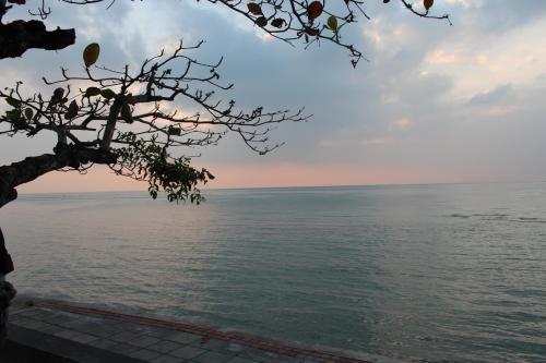 Sri Samui Hotel - Tap to explore photos