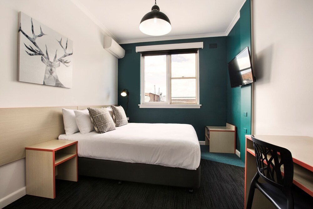 Greenacre Hotel Room Type - Queen Room - Shared Bathroom